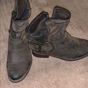 Rustic zip up above ankle boots